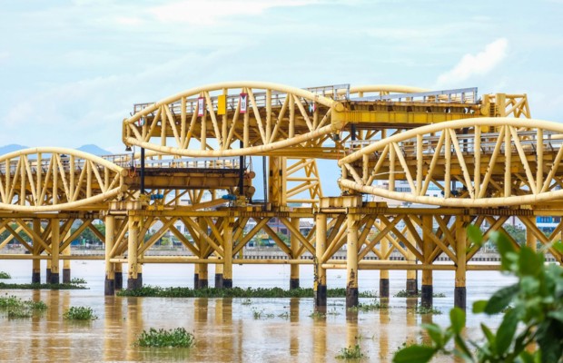 Chi tiết gi&agrave;n th&eacute;p Poni m&agrave;u v&agrave;ng nghệ tr&ecirc;n cầu Nguyễn Văn Trỗi Đ&agrave; Nẵng.