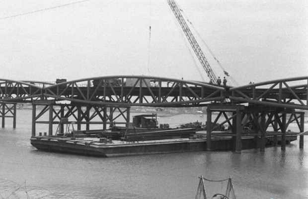 Ảnh lịch sử x&acirc;y dựng cầu Nguyễn Văn Trỗi Đ&agrave; Nẵng năm 1965