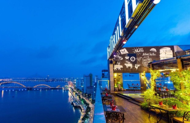 Sky bar cao tầng nh&igrave;n bao qu&aacute;t s&ocirc;ng H&agrave;n v&agrave; c&aacute;c c&acirc;y cầu Đ&agrave; Nẵng.