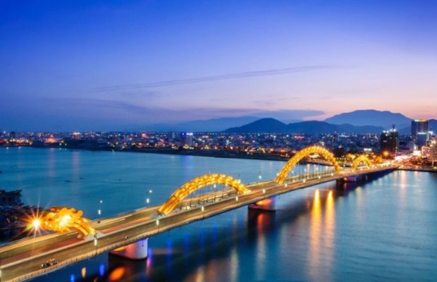 To&agrave;n cảnh Cầu Rồng Đ&agrave; Nẵng về đ&ecirc;m với &aacute;nh s&aacute;ng LED v&agrave;ng cam nổi bật.