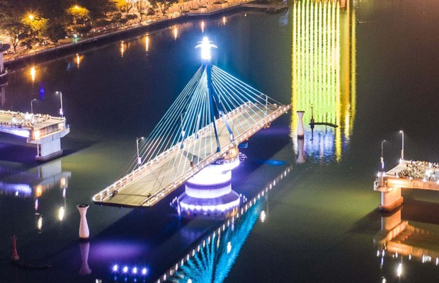 Cầu s&ocirc;ng H&agrave;n Đ&agrave; Nẵng quay đ&ecirc;m lung linh &aacute;nh đ&egrave;n neon phản chiếu tr&ecirc;n s&ocirc;ng H&agrave;n năm 2026