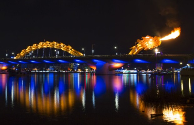 Cầu Rồng phun lửa v&agrave; cầu s&ocirc;ng H&agrave;n Đ&agrave; Nẵng