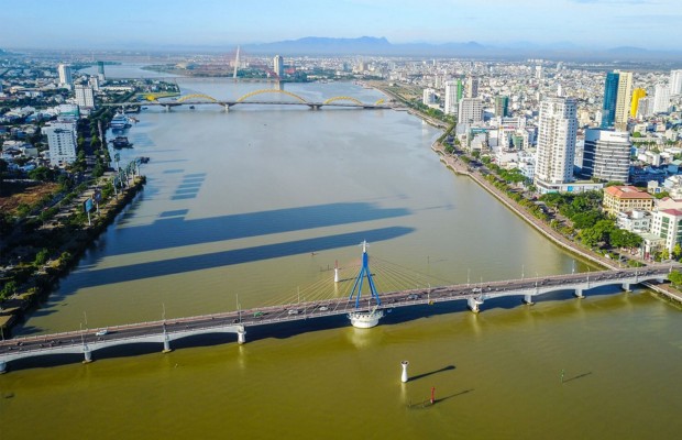 Xe cộ di chuyển tr&ecirc;n cầu s&ocirc;ng H&agrave;n Đ&agrave; Nẵng với biển b&aacute;o giao th&ocirc;ng