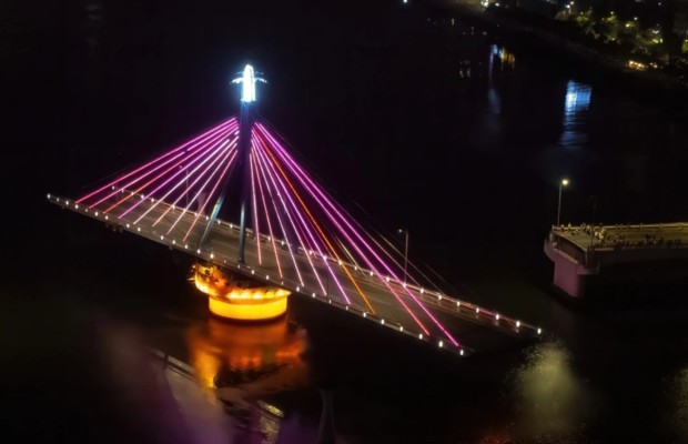 Cầu s&ocirc;ng H&agrave;n Đ&agrave; Nẵng đang quay 90 độ l&uacute;c 23h đ&ecirc;m phục vụ du lịch v&agrave; t&agrave;u thuyền
