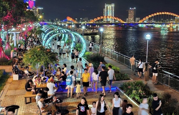 Du kh&aacute;ch dạo chơi đường Bạch Đằng bờ T&acirc;y s&ocirc;ng H&agrave;n ngắm cầu quay về đ&ecirc;m