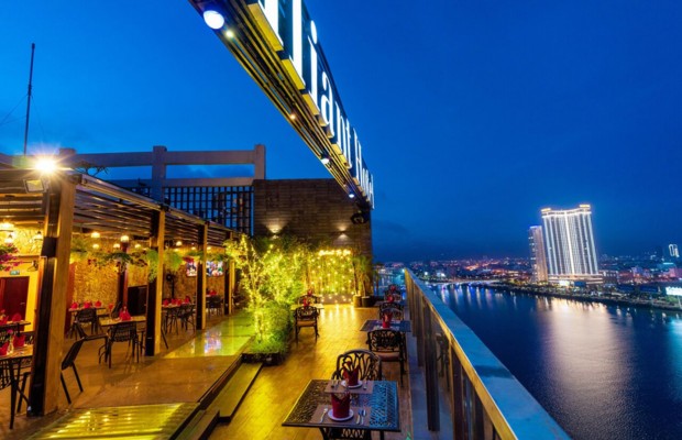 Rooftop bar Đ&agrave; Nẵng nh&igrave;n xuống cầu s&ocirc;ng H&agrave;n quay đ&ecirc;m lung linh