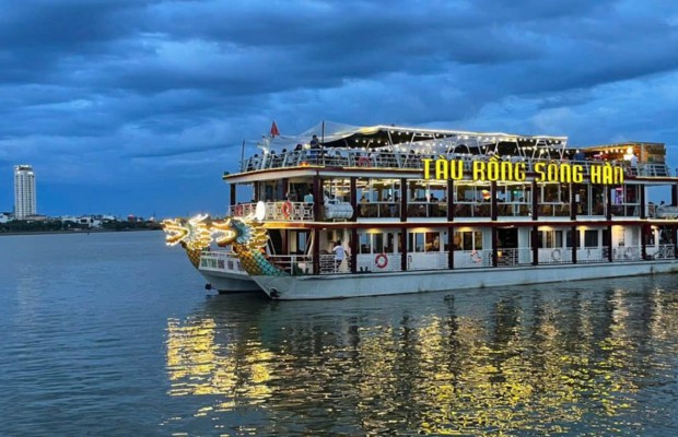 Du thuyền s&ocirc;ng H&agrave;n Đ&agrave; Nẵng chui qua gầm cầu s&ocirc;ng H&agrave;n đang quay