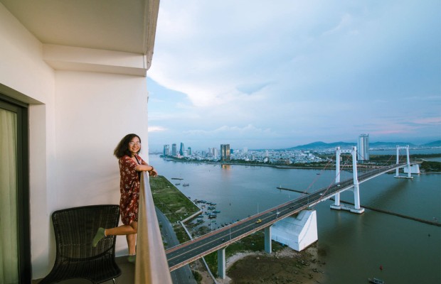 Ban c&ocirc;ng kh&aacute;ch sạn Đ&agrave; Nẵng nh&igrave;n ra cầu s&ocirc;ng H&agrave;n về đ&ecirc;m