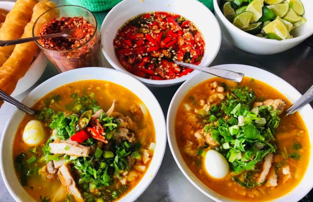 T&ocirc; b&aacute;nh canh ruộng đặc sản Đ&agrave; Nẵng với chả ghẹ n&oacute;ng hổi gần cầu Thuận Phước