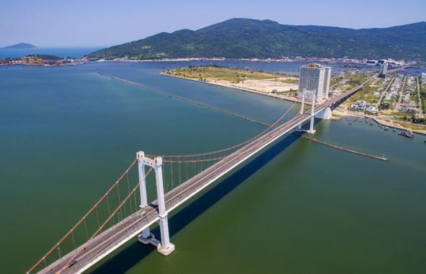 Kiến tr&uacute;c cầu treo d&acirc;y v&otilde;ng Thuận Phước Đ&agrave; Nẵng với trụ th&aacute;p chữ H cao v&uacute;t
