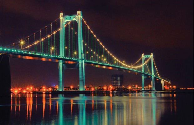 h&agrave;ng ng&agrave;n b&oacute;ng LED đổi m&agrave;u biến Cầu Thuận Phước lung linh giữa th&agrave;nh phố biển