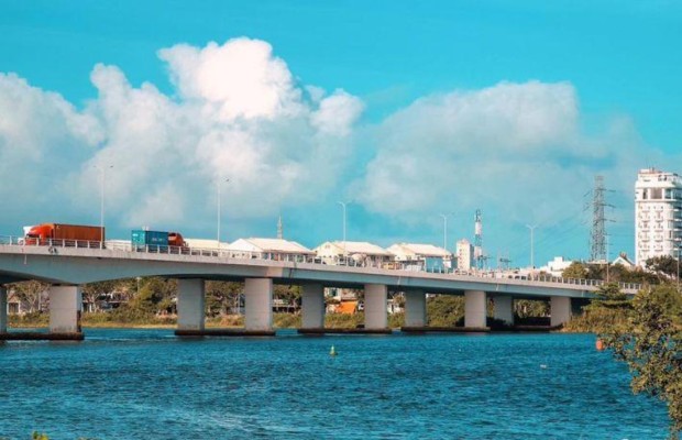 Giao th&ocirc;ng tr&ecirc;n cầu Ti&ecirc;n Sơn Đ&agrave; Nẵng với mật độ xe lớn