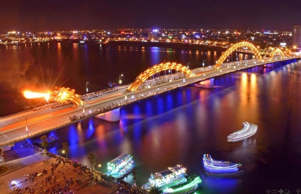 Cầu Rồng Đ&agrave; Nẵng phun lửa ban đ&ecirc;m nh&igrave;n từ Cầu T&igrave;nh Y&ecirc;u.