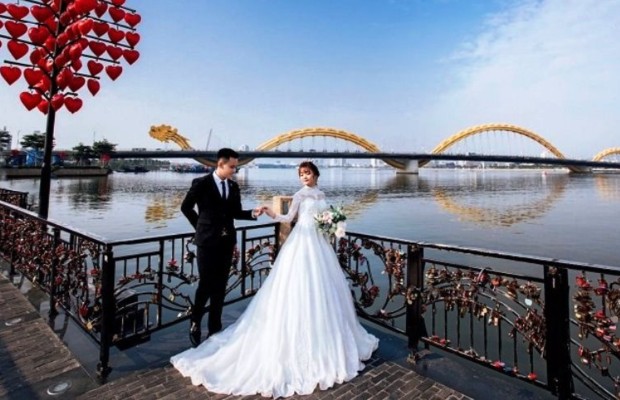 Cặp đ&ocirc;i chụp ảnh cưới tại Cầu T&igrave;nh Y&ecirc;u Đ&agrave; Nẵng.