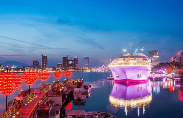 To&agrave;n cảnh khu vực Cầu T&igrave;nh Y&ecirc;u v&agrave; Cầu Rồng Đ&agrave; Nẵng l&uacute;c ho&agrave;ng h&ocirc;n.