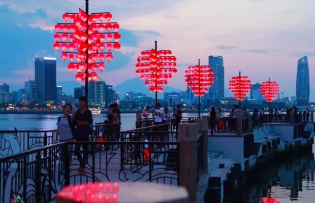 Đ&egrave;n lồng h&igrave;nh tr&aacute;i tim đỏ tr&ecirc;n Cầu T&igrave;nh Y&ecirc;u Đ&agrave; Nẵng l&uacute;c ho&agrave;ng h&ocirc;n.