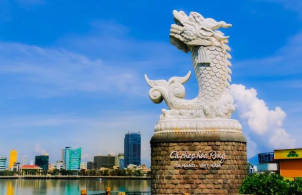 Tượng C&aacute; ch&eacute;p h&oacute;a rồng Đ&agrave; Nẵng với nền th&agrave;nh phố hiện đại.
