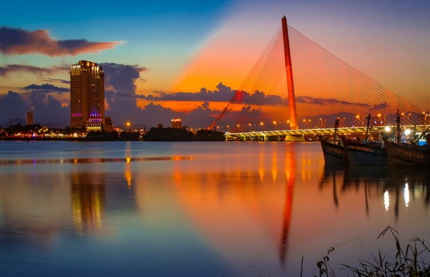 Mặt trời lặn nhuộm đỏ s&ocirc;ng H&agrave;n ngay ch&acirc;n cầu