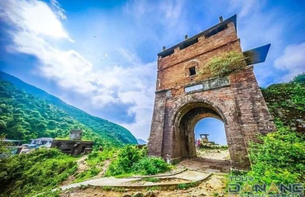 Cửa ải Hải V&acirc;n Quan cổ k&iacute;nh giữa m&acirc;y trời đ&egrave;o Hải V&acirc;n.