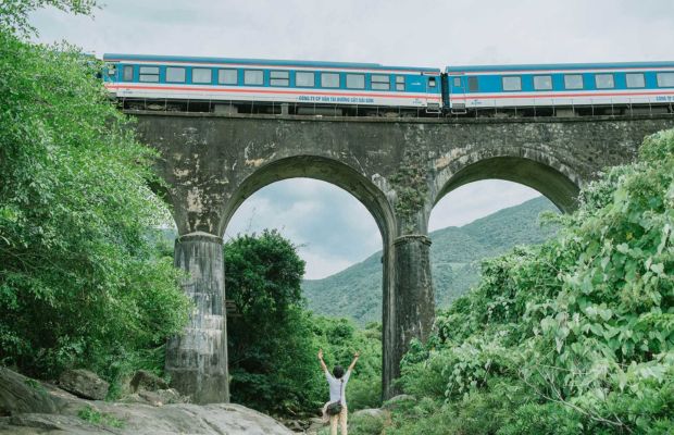 T&agrave;u hỏa chạy qua cầu v&ograve;m Đồn Cả dưới ch&acirc;n đ&egrave;o Hải V&acirc;n.