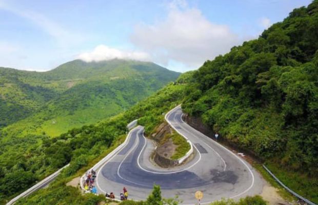 Kh&uacute;c cua chữ U nguy hiểm nhưng đẹp m&ecirc; hồn tr&ecirc;n đ&egrave;o Hải V&acirc;n Đ&agrave; Nẵng.