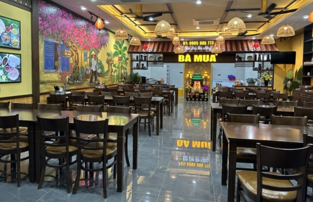 Không gian rộng rãi, sạch sẽ bên trong một nhà hàng đặc sản đang phục vụ chu đáo cho đoàn khách du lịch của Vietnam Booking
