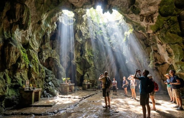 To&agrave;n cảnh b&ecirc;n trong Động Huyền Kh&ocirc;ng với tượng Phật v&agrave; &aacute;nh s&aacute;ng tự nhi&ecirc;n, địa điểm l&yacute; tưởng cho tour Ngũ H&agrave;nh Sơn