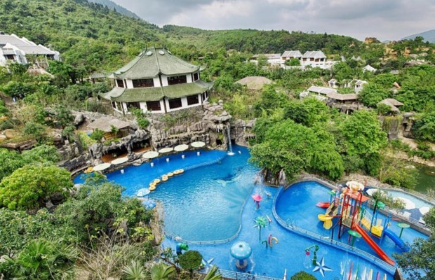 Ebisu Onsen Resort tại N&uacute;i Thần T&agrave;i, gần B&agrave; N&agrave; Hills, với bồn tắm kho&aacute;ng n&oacute;ng v&agrave; kh&ocirc;ng gian xanh m&aacute;t.