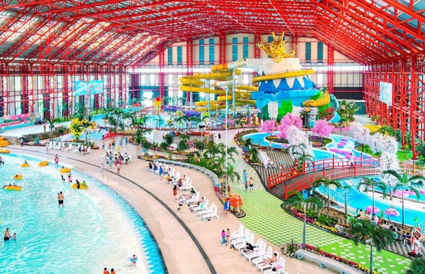 Da Nang Mikazuki Japanese Resorts v&agrave; Spa với infinity pool hướng biển v&agrave; c&ocirc;ng vi&ecirc;n nước trong nh&agrave;.