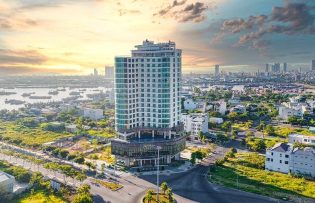 Hồ bơi rooftop với view s&ocirc;ng H&agrave;n v&agrave; th&agrave;nh phố Đ&agrave; Nẵng về đ&ecirc;m.