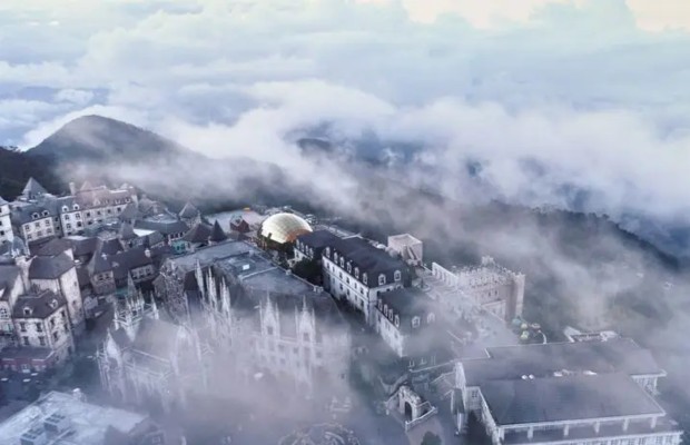 Kh&aacute;ch sạn Mercure B&agrave; N&agrave; Hills bao phủ trong sương m&ugrave;, view biển m&acirc;y h&ugrave;ng vĩ