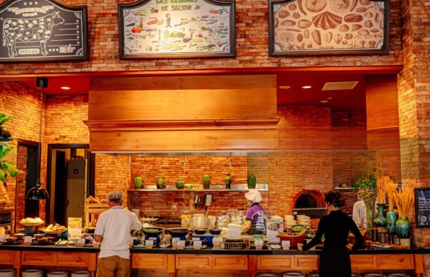 Kh&ocirc;ng gian v&agrave; m&oacute;n ăn buffet