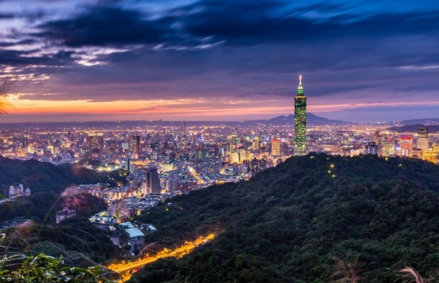 Th&aacute;p Taipei 101 s&aacute;ng đ&egrave;n rực rỡ về đ&ecirc;m