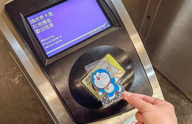 Thẻ EasyCard quẹt tại m&aacute;y đọc v&eacute; MRT, Đ&agrave;i Loan.