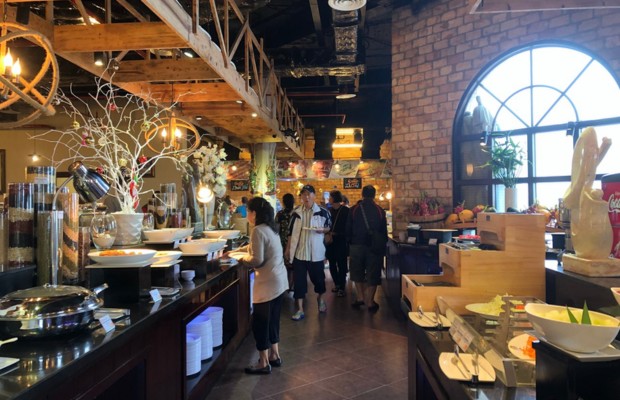 Khu buffet sang trọng với đa dạng m&oacute;n ăn tại B&agrave; N&agrave; Hills.