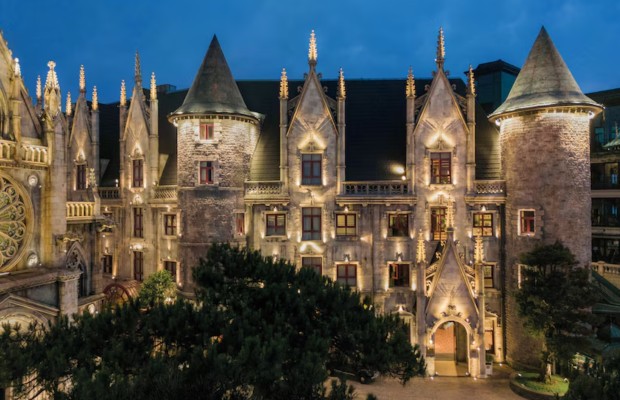 Mercure Danang French Village B&agrave; N&agrave; Hills lung linh &aacute;nh đ&egrave;n đ&ecirc;m.