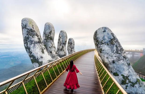 trải nghiệm du lịch của du kh&aacute;c tham quan b&agrave; n&agrave; hills