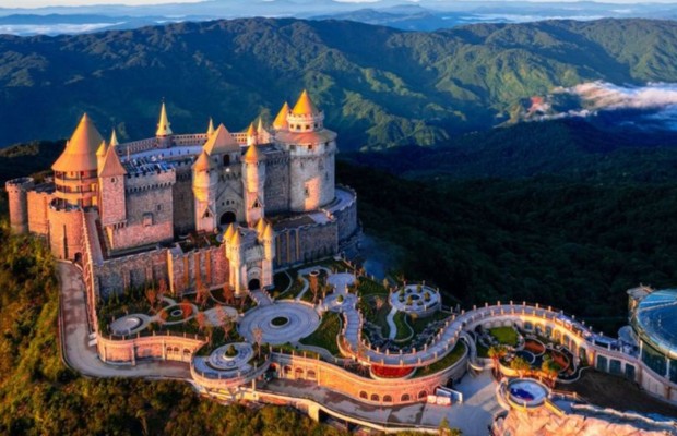 L&agrave;ng Ph&aacute;p B&agrave; N&agrave; Hills l&uacute;c ho&agrave;ng h&ocirc;n v&agrave; kiến tr&uacute;c Ph&aacute;p cổ.