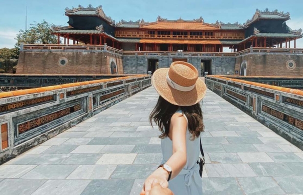 du khách đang chụp ảnh kỷ niệm trước Ngọ Môn - Đại Nội Huế