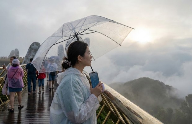 Lu&ocirc;n mang theo một chiếc &ocirc; nhỏ hoặc &aacute;o mưa tiện lợi trong balo