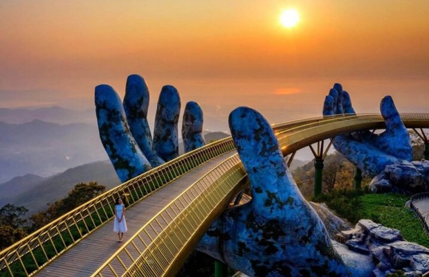 Cầu V&agrave;ng B&agrave; N&agrave; Hills trong sương m&ugrave; buổi sớm