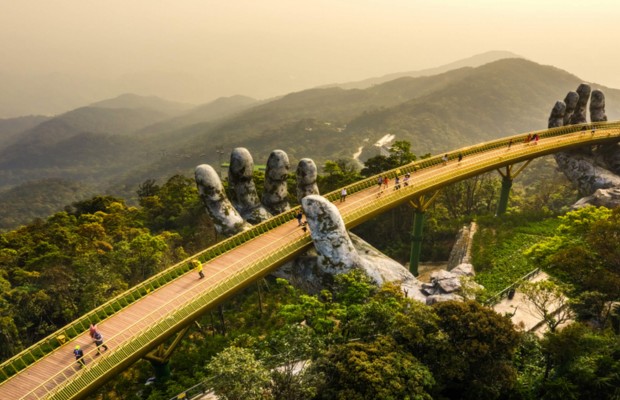 Cầu V&agrave;ng B&agrave; N&agrave; Hills dưới trời xanh nắng đẹp