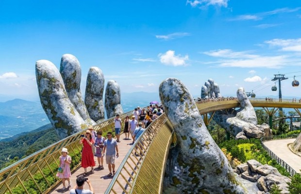 Nh&oacute;m nghệ sĩ biểu diễn carnival ch&acirc;u &Acirc;u tại quảng trường B&agrave; N&agrave; Hills dưới trời xanh m&ugrave;a kh&ocirc;