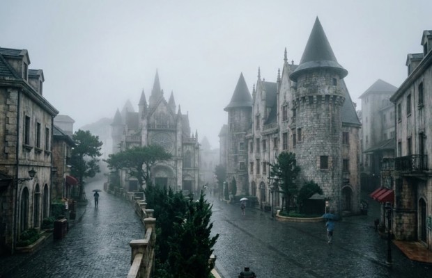 To&agrave;n cảnh L&agrave;ng Ph&aacute;p B&agrave; N&agrave; Hills bao phủ bởi lớp m&acirc;y sương d&agrave;y đặc m&ugrave;a mưa