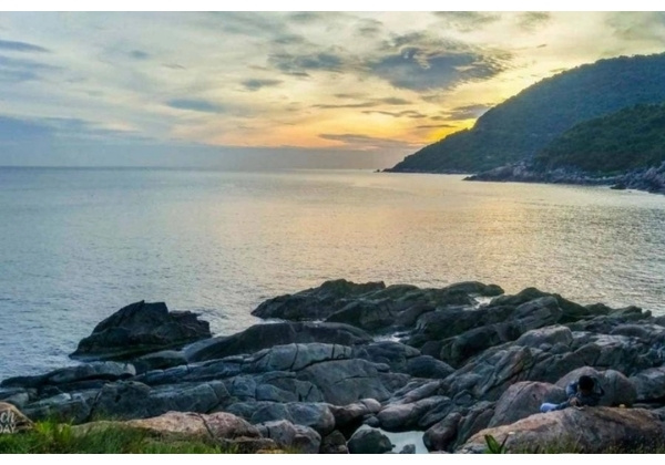 vẻ đẹp của b&atilde;i đ&aacute; đen khi ho&agrave;ng h&ocirc;n 