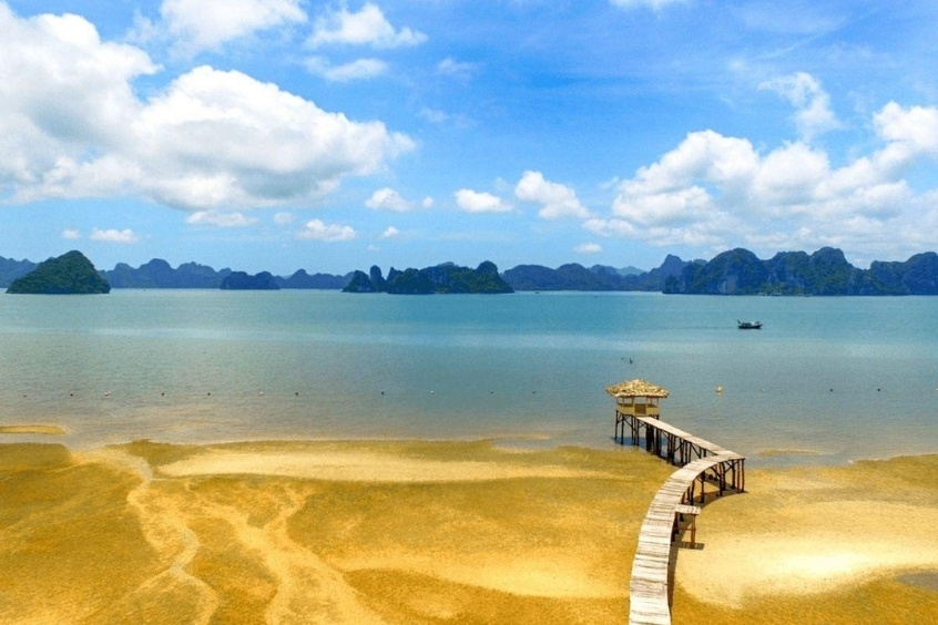 Bãi Dài Vân Đồn mang vẻ đẹp trong trẻo giữa lòng vịnh Bái Tử Long