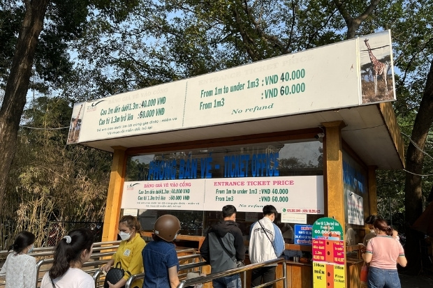 Bảng gi&aacute; v&eacute; ni&ecirc;m yết c&ocirc;ng khai tại quầy phục vụ du kh&aacute;ch tham quan