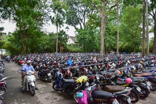 Hạ tầng b&atilde;i đỗ xe m&aacute;y rộng r&atilde;i, quy củ ngay s&aacute;t khu vực cổng v&agrave;o