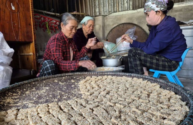 Quy tr&igrave;nh l&agrave;m b&aacute;nh kh&ocirc; m&egrave; Cẩm Lệ thủ c&ocirc;ng
