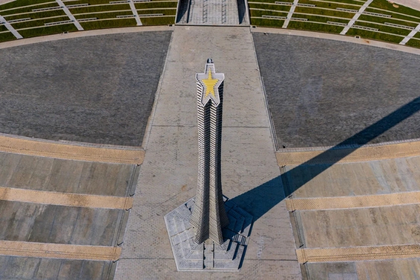 Th&aacute;p Chiến thắng cao 45m ở t&acirc;m điểm khu vực bảo t&agrave;ng, tượng trưng cho năm 1945 khi Việt Nam gi&agrave;nh độc lập